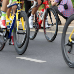 Tour de France, tappa finale accorciata per gli incendi: Pogacar trionfa a Parigi
